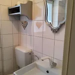 Studio-apartment Mit Kleinem Gartenanteil