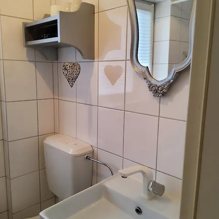 Studio-apartment Mit Kleinem Gartenanteil